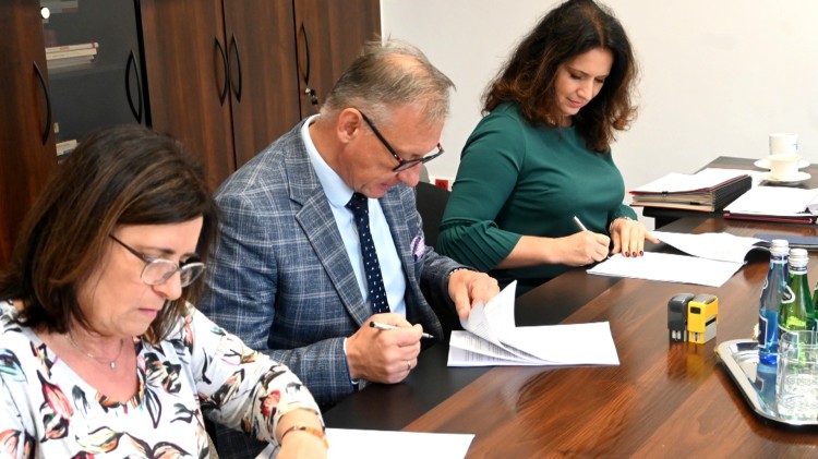 Powiat nowodworski. Wkrótce przebudowa drogi w Płoninie – podpisano stosowną umowę.
