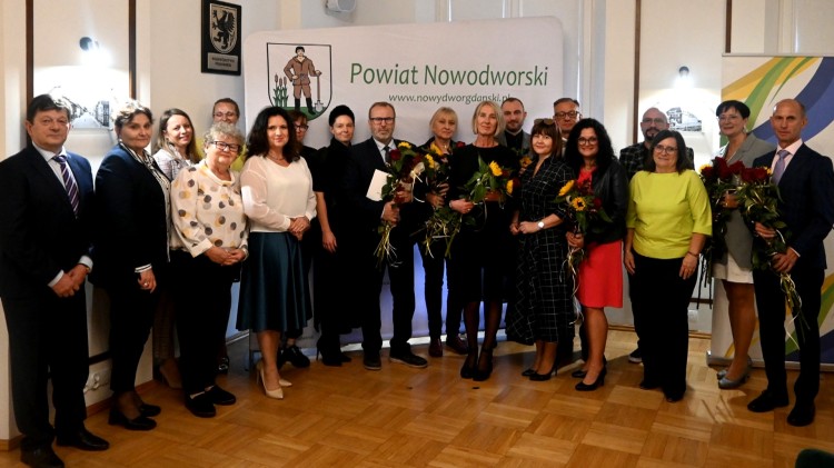 Nowy Dwór Gdański. Nagrody Starosty dla pracowników oświaty z okazji Dnia Edukacji Narodowej.