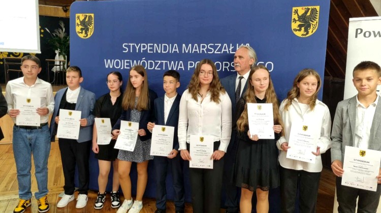 Nowy Dwór Gdański. Zdolni z Pomorza – wręczono Stypendia Marszałka Województwa Pomorskiego dla najlepszych uczniów.