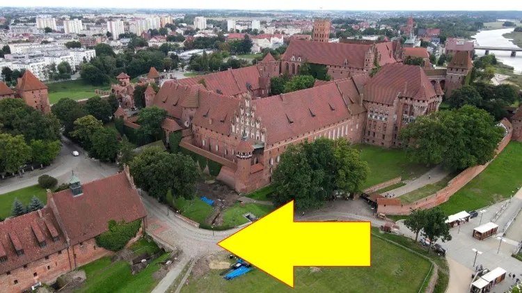 Malbork. Niewybuch na terenie Muzeum Zamkowego.