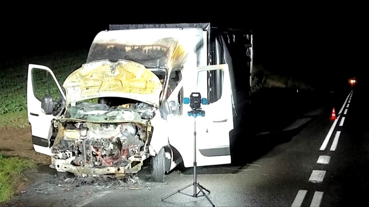 Pożar samochodu dostawczego na DW519 między Starym Dzierzgoniem a Folwarkiem – raport sztumskich służb mundurowych.