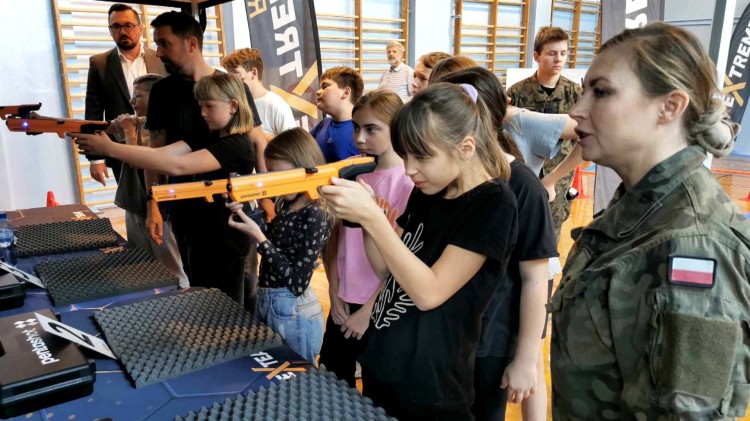 Gmina Miłoradz. Zawody Extreme Laser Run dla uczniów podstawówki.