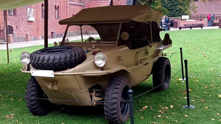 Malbork. Wehikuł Pana Samochodzika na zamkowym dziedzińcu na wyciągnięcie ręki.