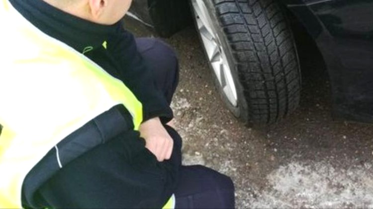Malbork. Policjanci apelują - nie czekaj, zmień opony na zimowe już…