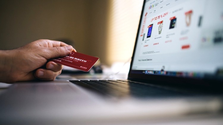 Powiat sztumski. Kobieta chciała kupić przez Internet konsolę do gry – straciła prawie 20 tys. zł.