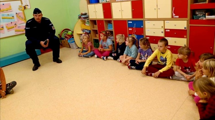 Powiat sztumski. Bezpieczna droga do szkoły – spotkanie policjanta z uczniami.