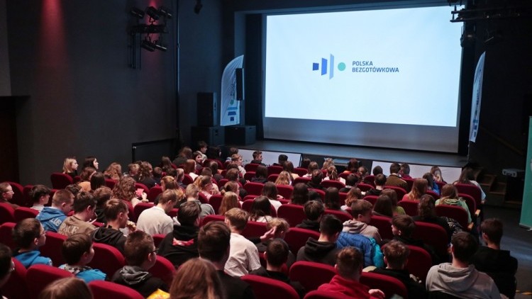 Bezgotówkowe Kino Objazdowe kontynuuje podróż po Polsce zawita 24 listopada w Malborku do Szkoły Łacińskiej.
