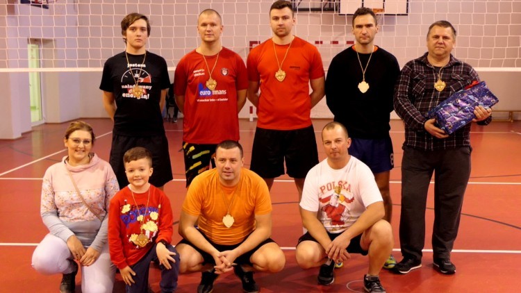 Gmina Malbork. Drużyna GZGKiM najlepsza w Międzysołeckim Dobroczynnym Turnieju Piłki Siatkowej. Wideo i zdjęcia