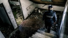 Nowy Dwór Gdański. Policjanci kontrolują pustostany i miejsca gromadzenia się bezdomnych.