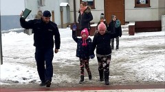 Sztum. Jak bezpiecznie przejść przez jezdnię? - spotkanie policjanta z przedszkolakami.