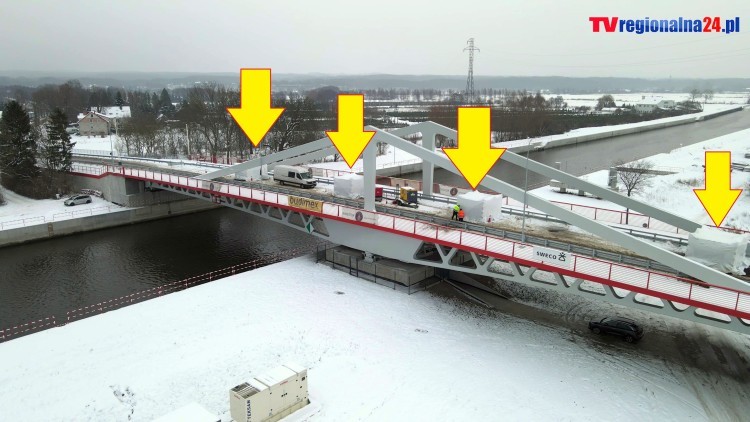 Nowakowo. Na moście obrotowym prowadzone są już prace naprawcze nawierzchni. Wideo