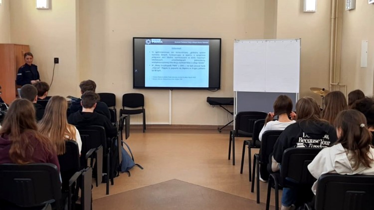 Nowy Dwór Gdański. Młodzież o cyberzagrożeniach i negatywnym wpływie social mediów.