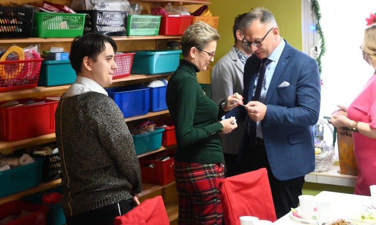 Powiat nowodworski. Spotkanie opłatkowe w Warsztatach Terapii Zajęciowej w Marzęcinie.