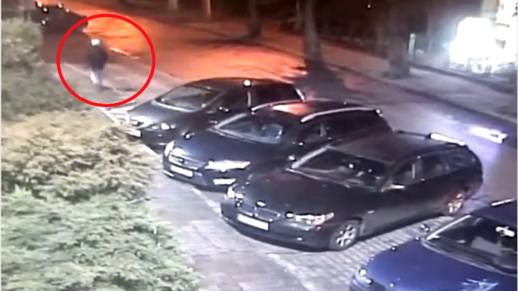 Nowy Dwór Gdański. Rzucił kamieniem w Komendę Policji i wybił szybę w drzwiach – nastoletni wandal w rękach funkcjonariuszy.