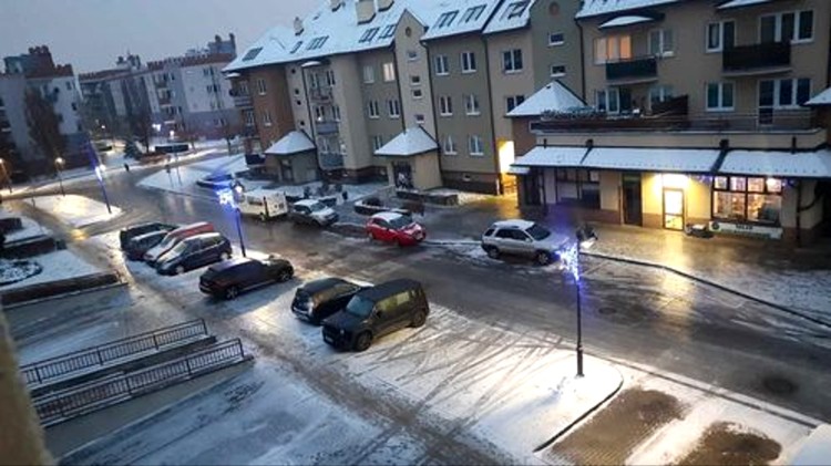 Bardzo trudne warunki drogowe – oblodzone jezdnie i chodniki, opóźnione…
