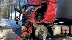 Gmina Lichnowy. Ciężarówką w drzewo – kierowca zabrany do szpitala&#8230;