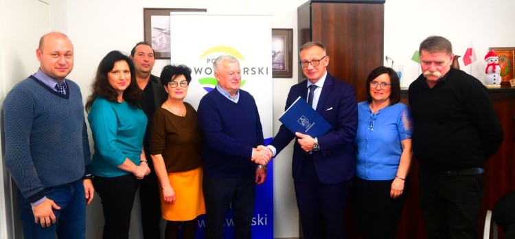 Powiat nowodworski. Powstaną nowe chodniki w Sztutowie i Myszewku – podpisano stosowną umowę.