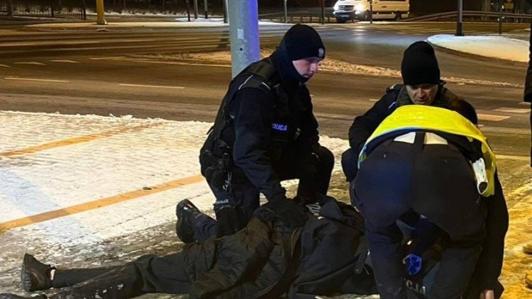 Malbork. O mały włos od tragedii – policjanci pomogli pijanemu i nieprzytomnemu nastolatkowi. Zobacz wideo