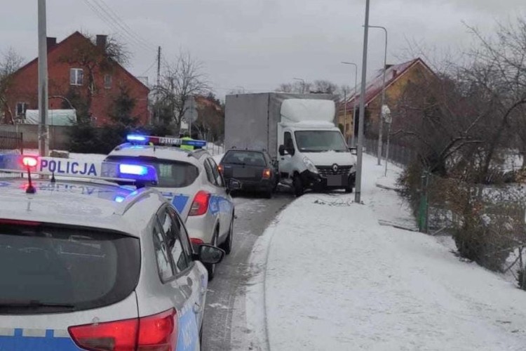 Powiat sztumski. Trudne zimowe warunki drogowe przyczyną kilku kolizji.