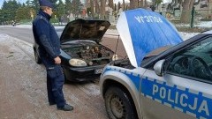 Powiat sztumski. Samochód nie chciał odpalić – z pomocą przyszedł policjant.