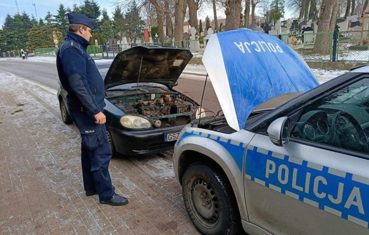 Powiat sztumski. Samochód nie chciał odpalić – z pomocą przyszedł policjant.