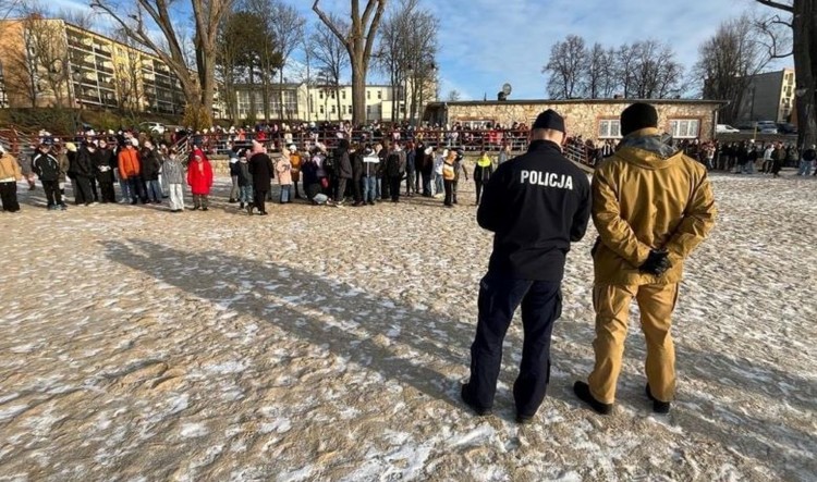 Powiat sztumski. Jak bezpiecznie spędzić ferie zimowe? - spotkanie policjantów z dziećmi.