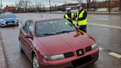 Malbork. Policjanci rozdawali apteczki samochodowe dla kierowców w ramach akcji Bezpieczna droga na ferie.