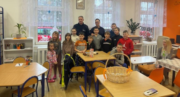 Powiat sztumski. Jak bezpiecznie poruszać się w wirtualnym świecie? Spotkanie policjantów z dziećmi.