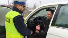 Sztum. Kierowcy dostali od policjantów apteczki samochodowe.