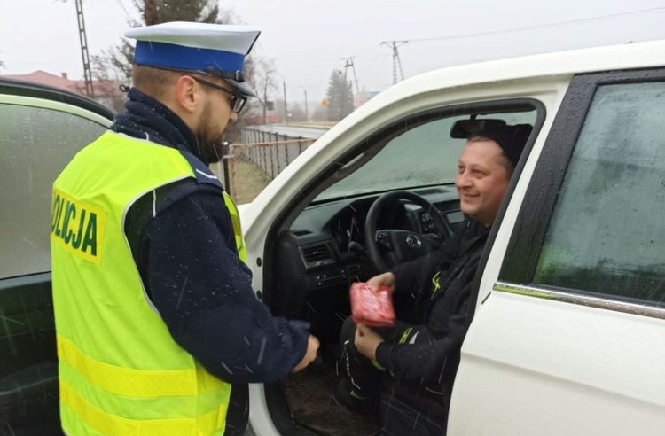 Sztum. Kierowcy dostali od policjantów apteczki samochodowe.