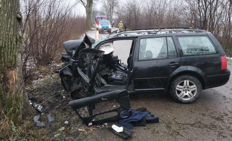 Powiat nowodworski. Mężczyzna zakleszczony w pojeździe po wypadku w Stawcu.