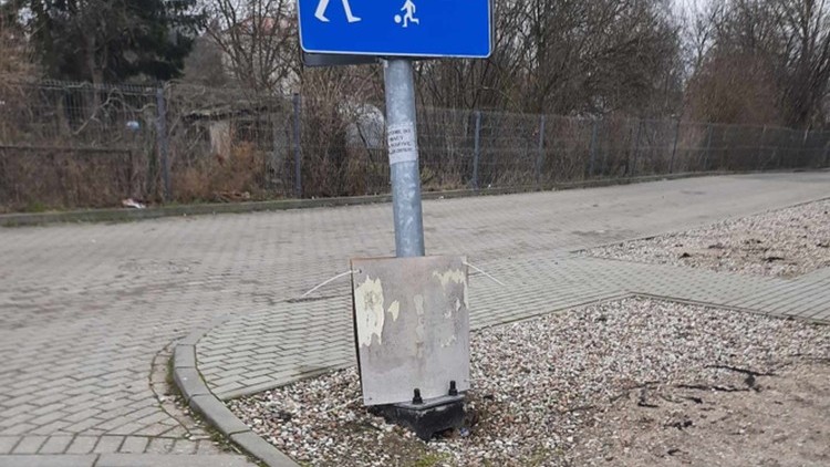 Malbork. Problem z zalegającymi kartonowymi powyborczymi bilbordami – skarżą się mieszkańcy Kałdowa.