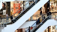Ruch w galeriach i centrach handlowych wciąż na minusie, ale widać też, że sytuacja wyraźnie się poprawia