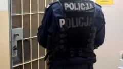 Powiat sztumski. Przed policjantami schował się na łóżku pod kołdrą.