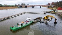 Malbork. Trwa oczyszczanie dna Nogatu na kąpielisku miejskim z Budżetu Obywatelskiego. Zobacz foto i wideo z drona TvMalbork