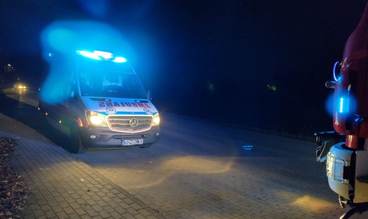Nieprzytomny mężczyzna na poboczu drogi i plamy na drodze – raport sztumskich służb mundurowych.
