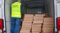 Zamiast pizzy, w pudełkach schowane były nielegalne papierosy.