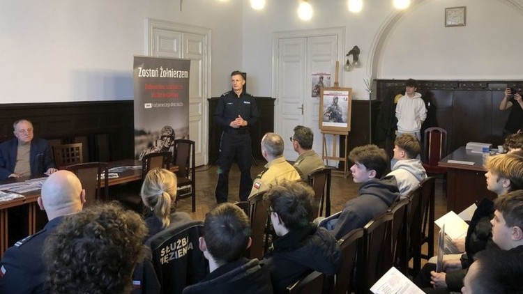Malbork. Zostań jednym z nas – zachęcali policjanci podczas kwalifikacji wojskowej.