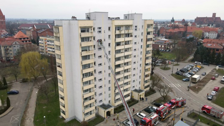 Malbork. Pożar na 10. piętrze i ewakuacja poszkodowanego z budynku przy ul. Jagiellońskiej – ćwiczenia strażaków. Wideo i zdjęcia