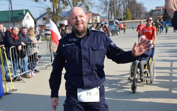 Dzierzgoń. Policjant sztumskiej drogówki w czołówce Biegu Tropem Wilczym.