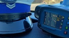 Powiat sztumski. W terenie zabudowanym jechał prawie 100 km/h – dostał mandat i stracił prawo jazdy.