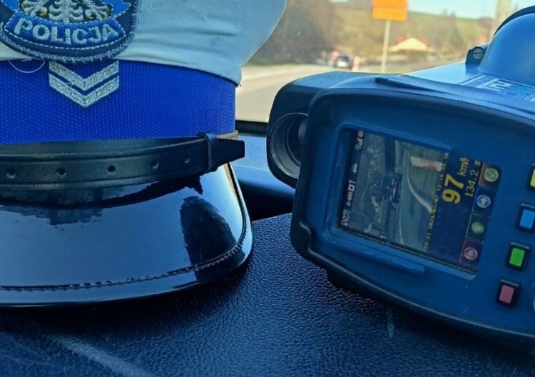 Powiat sztumski. W terenie zabudowanym jechał prawie 100 km/h – dostał mandat i stracił prawo jazdy.