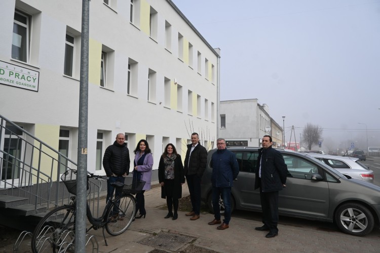 Nowy Dwór Gdański. Budynek Powiatowego Urzędu Pracy po remoncie.