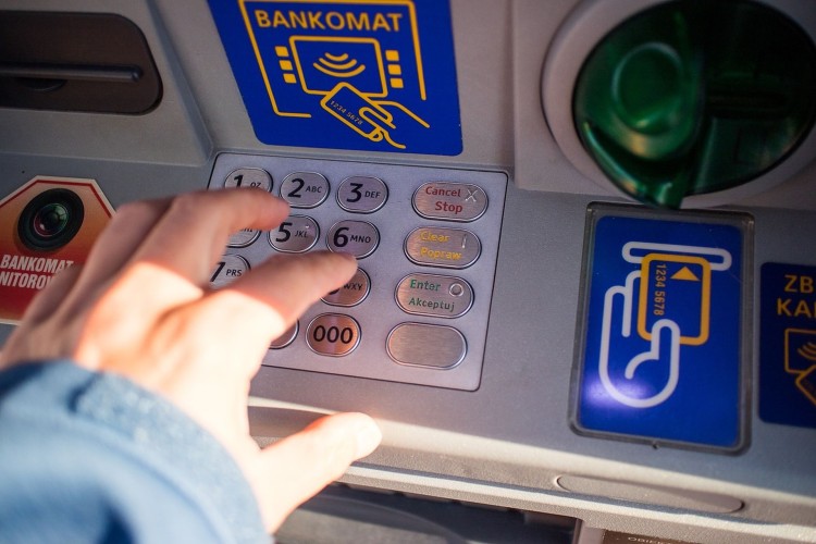 Próba wysadzenia bankomatu, kot w studni i zalane mieszkanie – raport sztumskich służb mundurowych.