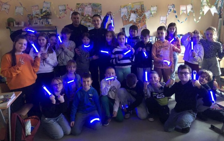Malbork. Uczę się bezpieczeństwa na drogach – policjanci rozdawali…