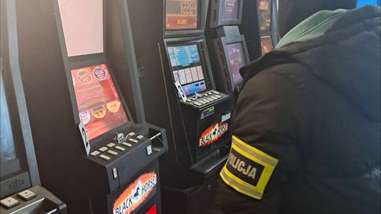 Powiat sztumski. Zabezpieczono nielegalne automaty do gier hazardowych i narkotyki.
