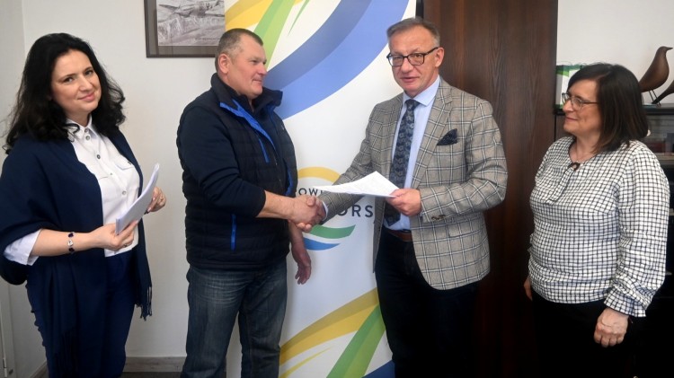 Powiat nowodworski. Kolejne chodniki zostaną zbudowane – podpisano stosowne umowy.