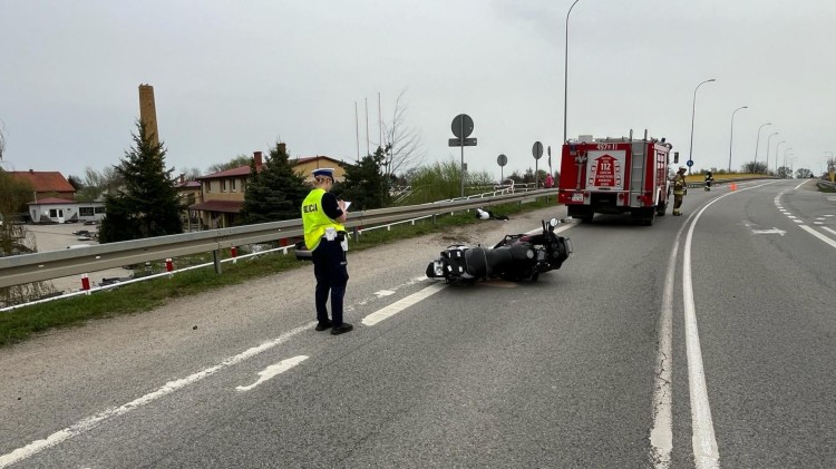 Powiat nowodworski. Jedna osoba w szpitalu po zderzeniu motocykla z osobówką w miejscowości Jazowa.