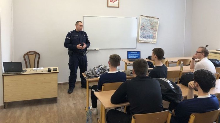 Malbork. Spotkanie policjantów z maturzystami.