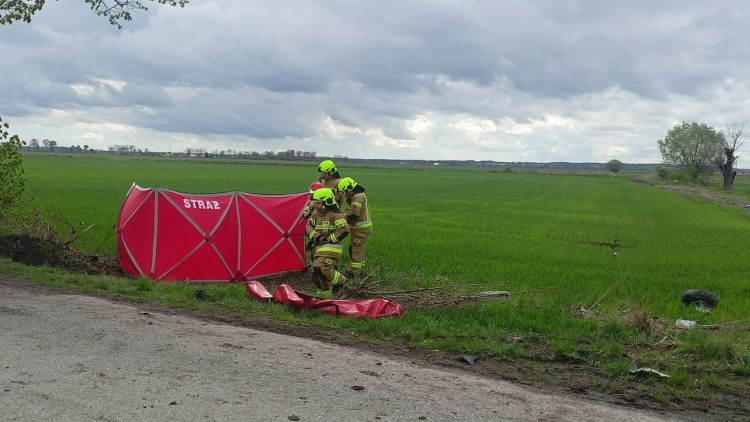 Śmiertelny wypadek w gminie Lichnowy - nie żyje kierujący motorowerem potrącony przez osobówkę.